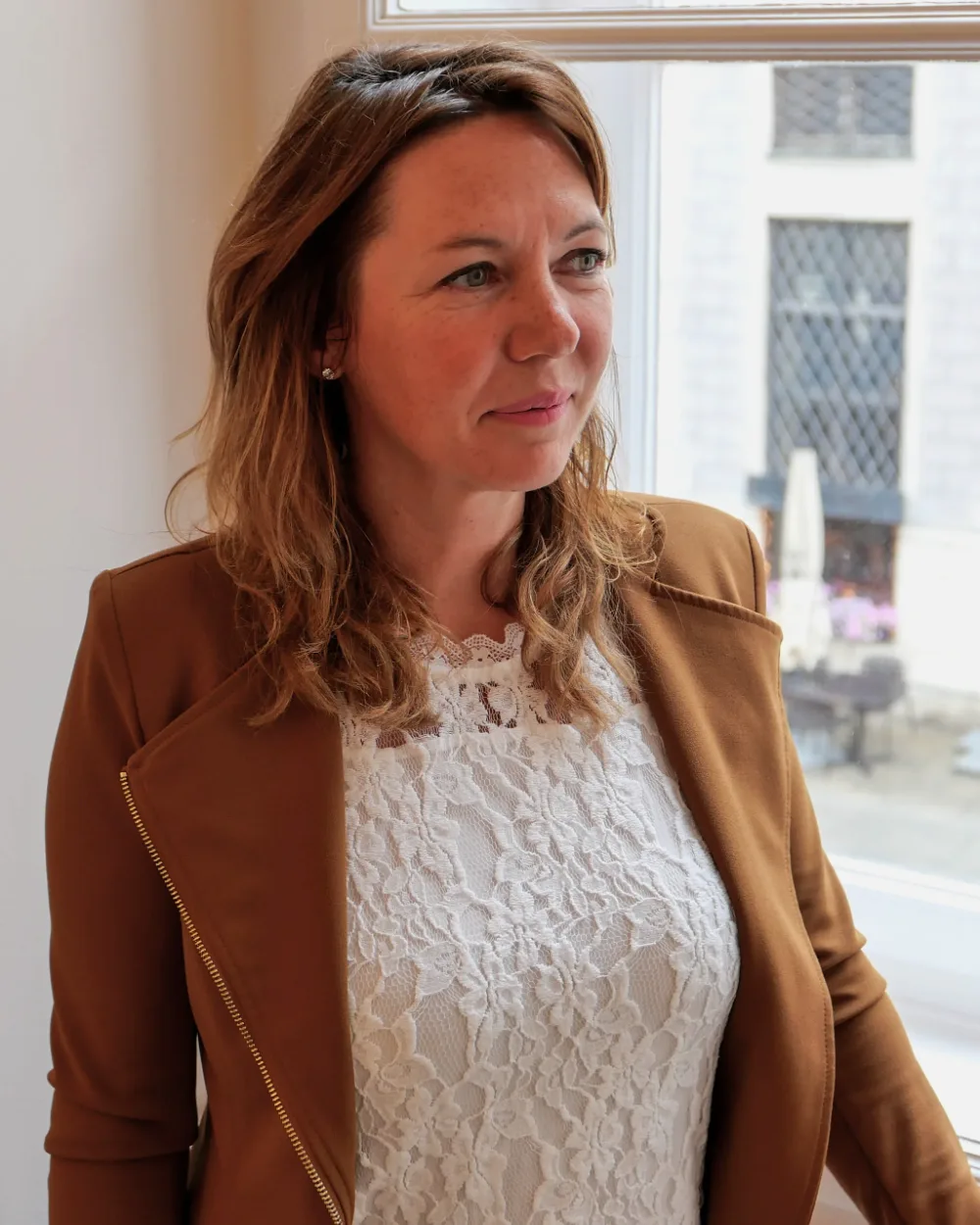 Steuerberaterin Angelika Kaluza steht am Fenster ihrer Steuerkanzlei in Waldkirchen.